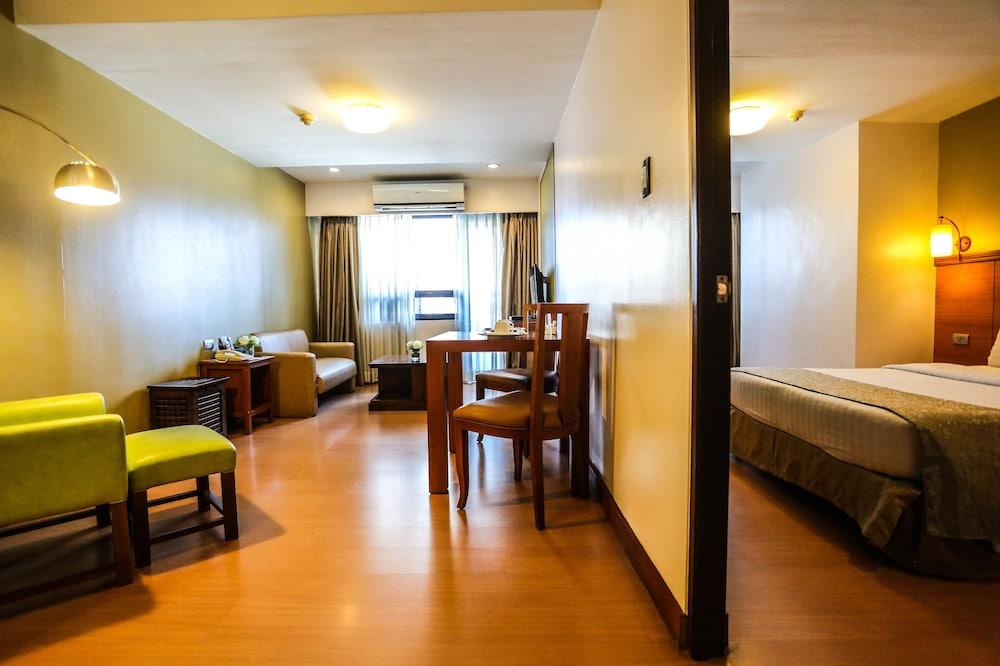 The Malayan Plaza Hotel Pasig City Exterior photo