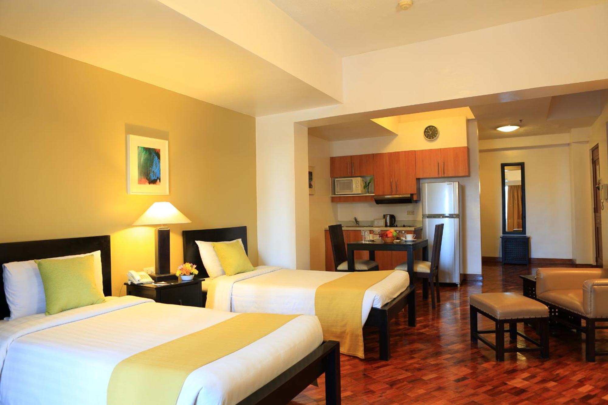The Malayan Plaza Hotel Pasig City Exterior photo